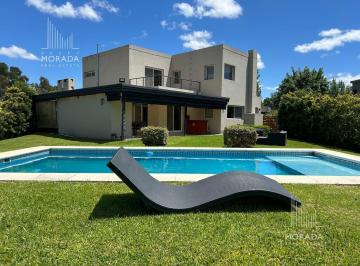 Casa · 234m² · 6 Ambientes · 2 Cocheras · Casa 5 Dorm. con Pileta Santa Guadalupe Pilar del Este