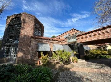 Casa · 370m² · 8 Ambientes · 2 Cocheras · Casa en Alquiler en Gonnet