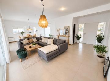 Casa · 160m² · 4 Ambientes · 2 Cocheras · Casa en Venta 3 Dorm con Pileta Barrio La Pedrera, General Roca