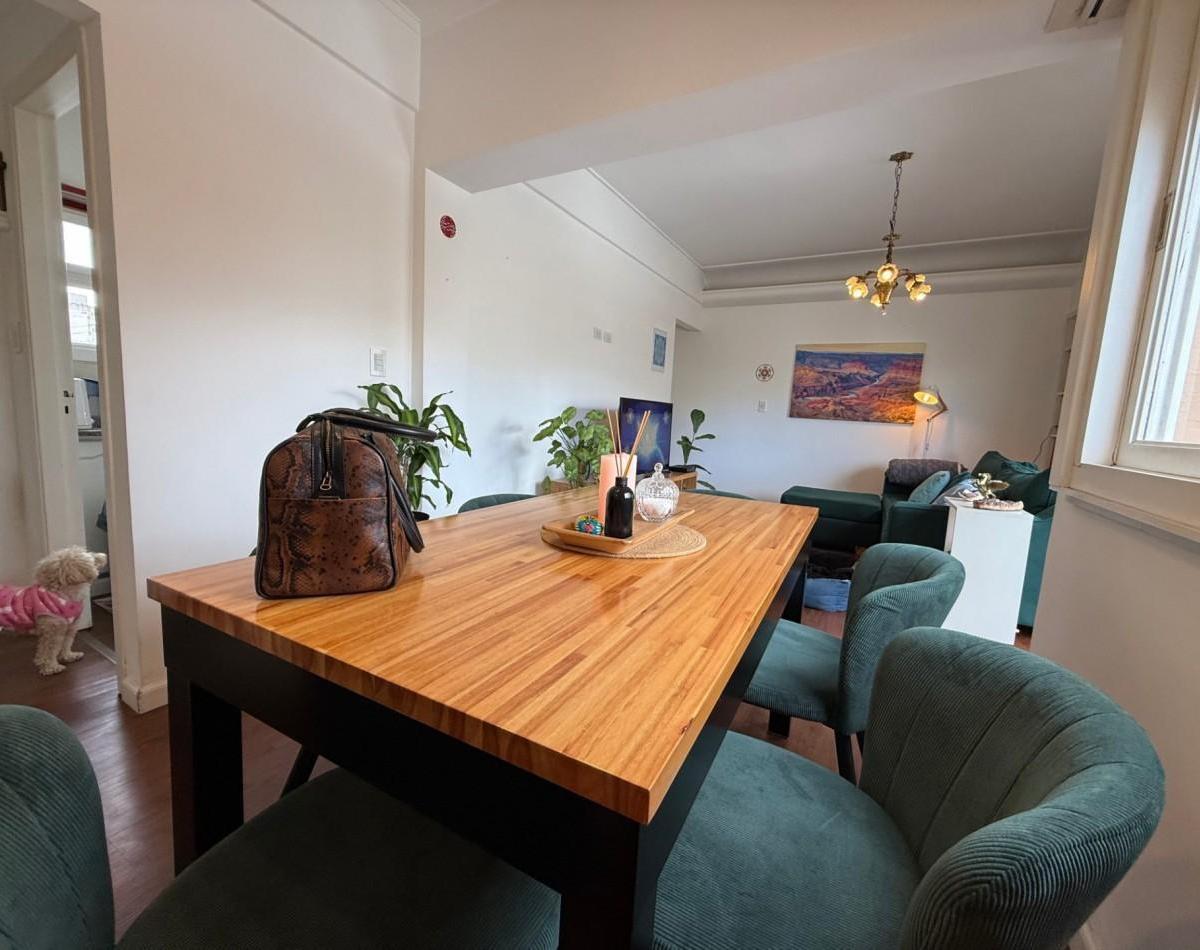 Departamento 4 amb reciclado con balcón al frente, 75m² — Centro