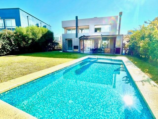 Casa · 210m² · 5 Ambientes · 1 Cochera