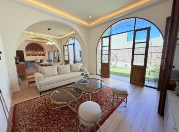 Casa · 203m² · 5 Ambientes · 1 Cochera · Casa de 4 Dorm., Cochera, Patio con Piscina y Terraza en Lourdes