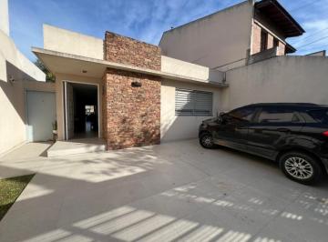 Casa · 150m² · 3 Ambientes · 2 Cocheras · Casa en Venta en Villa Sarmiento