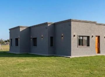 Casa · 140m² · 4 Ambientes · 1 Cochera · Casa en Venta en Santa Sofia con Pileta