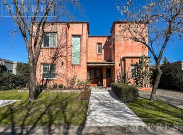 Casa · 200m² · 6 Ambientes · 4 Cocheras · Casa en Venta Apta Crédito, La Comarca