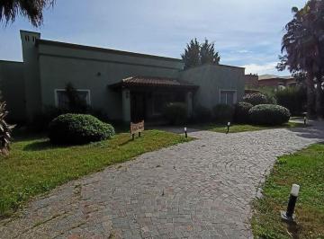 Casa de 4 ambientes, Brandsen · Casa en Alquiler en Campos de Roca I - 3 Dorm. (1 en Suite) y Pileta en Lote de 2000 m²