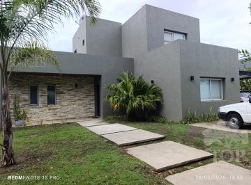Casa · 172m² · 4 Ambientes · 3 Cocheras · Casa en El Canton - Puerto
