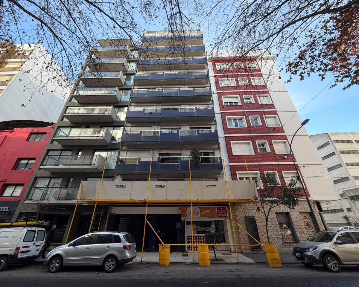 Departamento en alquiler a metros de Plaza Mitre de un ambiente con cocina separada, baño completo y patio