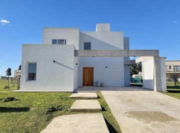Casa · 190m² · 5 Ambientes · 4 Cocheras · Casa en Alquiler en San Simon Canning