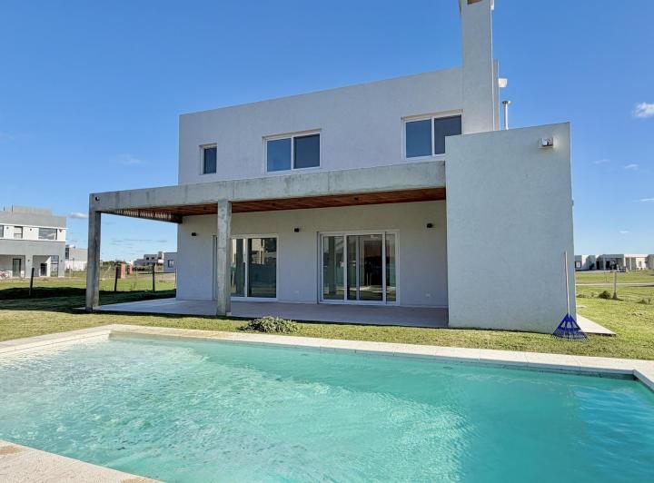 Casa · 190m² · 5 Ambientes · 4 Cocheras