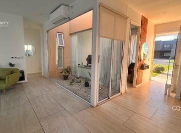 Casa · 140m² · 4 Ambientes · 2 Cocheras · Venta Y/o Permuta Casa a La Laguna de 4 Ambientes San Sebastian