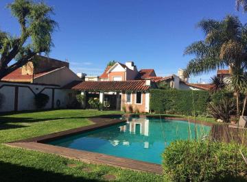Casa de 6 ambientes, Lomas de Zamora · Casa en Alquiler de 6 Ambientes, Quincho, Pileta y Cochera en Temperley
