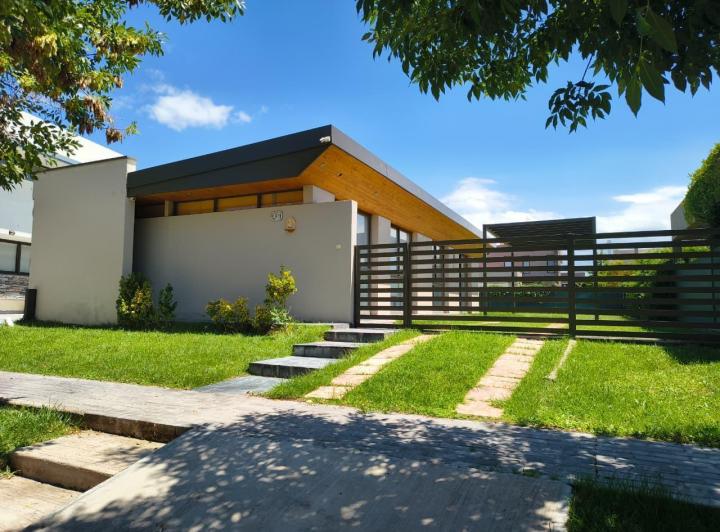 Casa · 110m² · 3 Ambientes · 2 Cocheras
