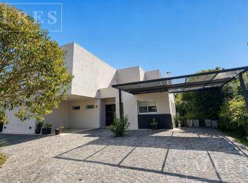 Casa · 236m² · 5 Ambientes · 2 Cocheras · Casa en Venta en La Montura