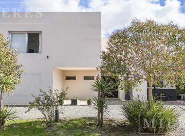 Casa · 236m² · 5 Ambientes · 2 Cocheras · Casa en Venta en La Montura
