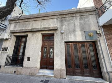 Casa · 200m² · 7 Ambientes · Casa de Dos Plantas con Patio y Cochera a La Venta.