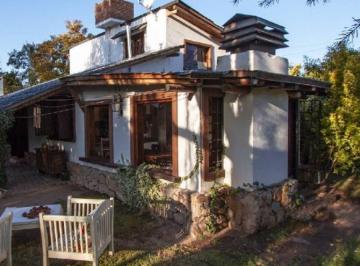 Casa · 220m² · 4 Ambientes · Casa en Venta en B° Cordón del Plata con Quincho