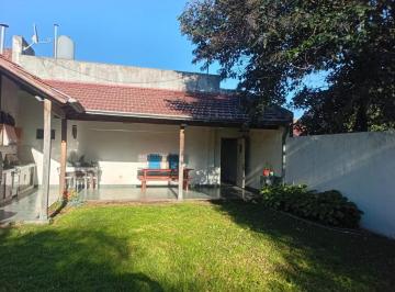 Casa · 140m² · 4 Ambientes · 1 Cochera · Casa en Lanús Oeste