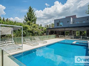 Casa · 260m² · 5 Ambientes · 4 Cocheras · Casa de Dos Plantas de Calidad Premium – Barrio San Agustín, Villanueva