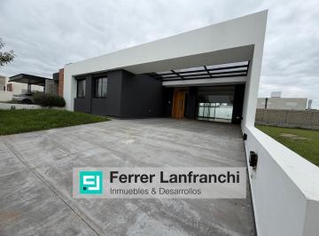 Casa · 212m² · 6 Ambientes · 1 Cochera · Casa de 3 Dorm., Distrito Sur