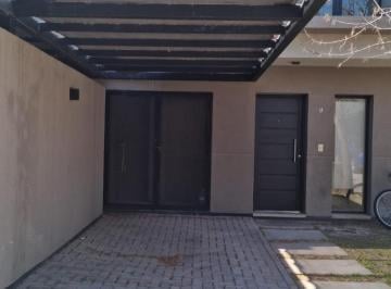 Casa · 100m² · 3 Ambientes · 1 Cochera · Venta Duplex La Calera, 2 Dorm., 2 Baños, Patio con Asador y Cochera.