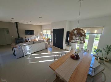 Casa · 165m² · 4 Ambientes · 1 Cochera · Casa 4 Ambien/con Garaje y Pileta Excelente Estado
