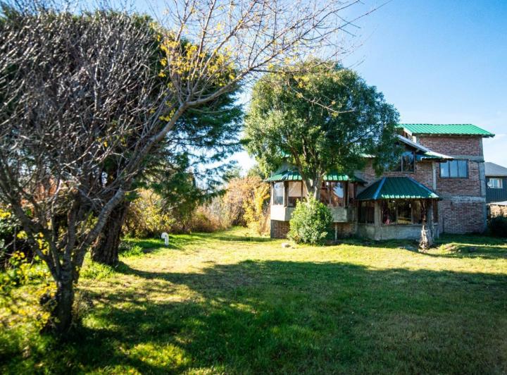 Casa · 1200m² · 5 Ambientes · 3 Cocheras