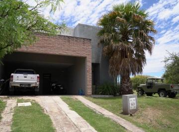photo_1764875775122822254_27864030_large.webp · Alquiler Casa en Barrio Las Cañitas. 4 Dorm.. Pileta