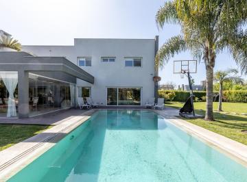 Casa · 323m² · 7 Ambientes · 4 Cocheras · Imponente Casa en Fincas de Iraola II Construida Sobre Dos Lotes Centrales