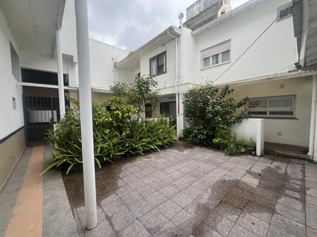 Propiedades en Block con Local incorporado. Local en planta baja de 145 mts2 a la calle con doble entrada, puerta doble y dos baños.
