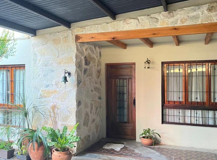 Casa · 290m² · 8 Ambientes · 1 Cochera