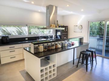Casa · 217m² · 5 Ambientes · 4 Cocheras · Diseño y Doble Altura en La Comarca: Calidad Premium, Aberturas Pvc y Generador