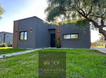 Casa · 134m² · 4 Ambientes · 2 Cocheras · Ram. Hermosa Casa Moderna en San Ramon, Pilar del Este