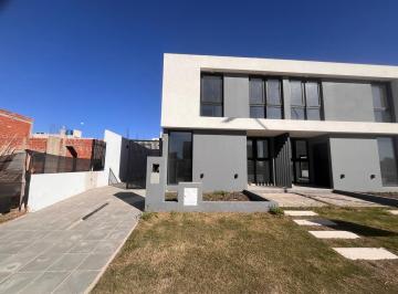 Casa · 135m² · 3 Ambientes · 2 Cocheras · ¡Venta! Dúplex en Quebradas de Manantiales - 3 Dorm. ¡Con Escritorio en Pb!