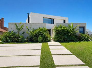 Casa · 231m² · 7 Ambientes · 4 Cocheras · Casa en Venta - Canton Golf a La Laguna