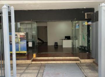 Local comercial · 152m² · 1 Cochera · Local en Venta y Ofina en 1° Piso C/ Cochera Centro/ Microcemtro
