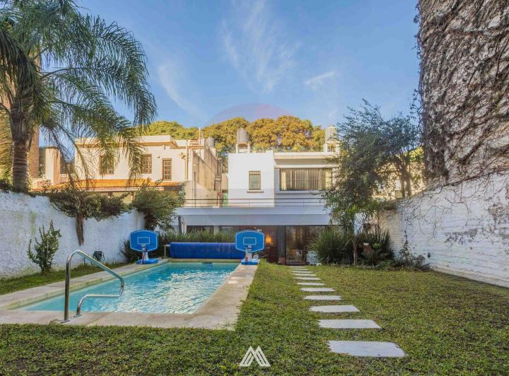 Casa · 368m² · 8 Ambientes · 1 Cochera