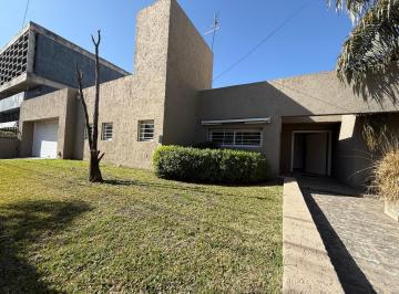 Casa · 295m² · 2 Dormitorios · 2 Cocheras · Venta - Casa 3dor. 4baños / Ideal Uso Comercial, Profesional 0 Familiar - Cerro de Las Rosas