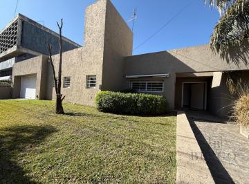 Casa · 295m² · 2 Dormitorios · 2 Cocheras · Venta - Casa 3dor. 4baños / Ideal Uso Comercial, Profesional 0 Familiar - Cerro de Las Rosas