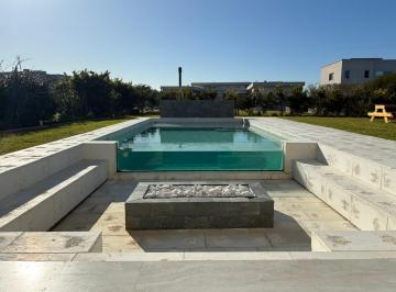 Pileta · Moderna Casa en La Reserva Cardales