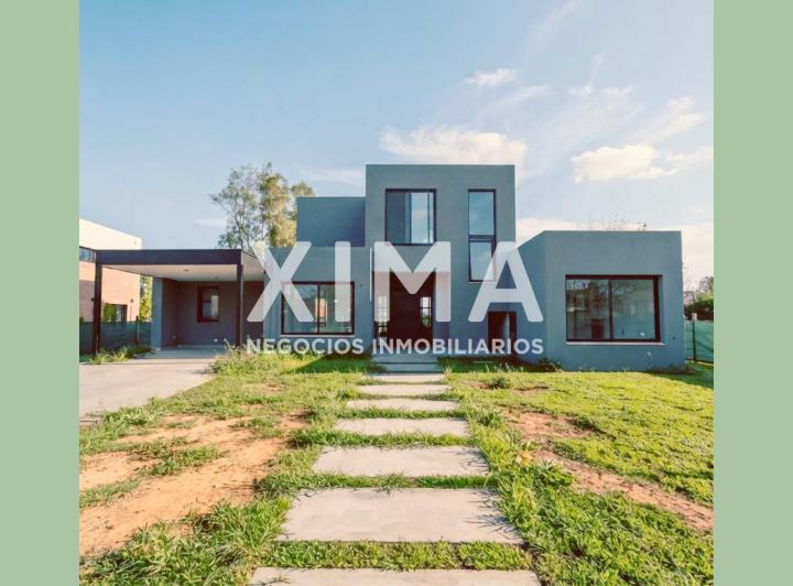 Casa · 1045m² · 3 Dormitorios · 2 Cocheras