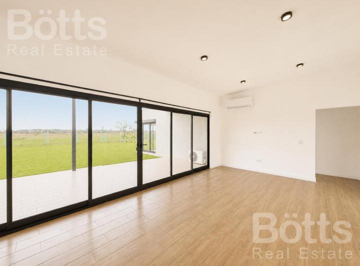 Casa · 100m² · 4 Ambientes · 3 Cocheras