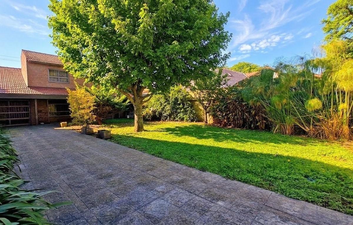 Imponente chalet de 4 ambientes en dos plantas — Los Pinares