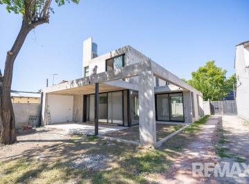 Casa · 220m² · 4 Ambientes · Venta de Casa en Barrio Cerrado con Porton