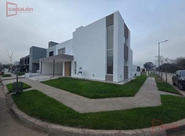 Casa · 170m² · 2 Ambientes · 2 Cocheras · Casa en Venta con 3 Dorm. y Lote Esquina de 300 m² – Campo Chico, Camino San Carlos