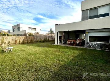 Casa · 90m² · 3 Ambientes · 2 Cocheras · Casa en Casas del Este