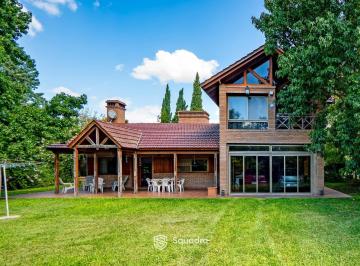 Casa · 228m² · 5 Ambientes · 2 Cocheras · Venta | Permuta - Casa 2 Dorm. Comodín, Quincho con Parrillero y Piscina - Centro, Funes.