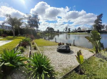 Casa · 240m² · 6 Ambientes · 4 Cocheras · Hermosa Casa a La Laguna en Venta en Laguna Grande, Villanueva