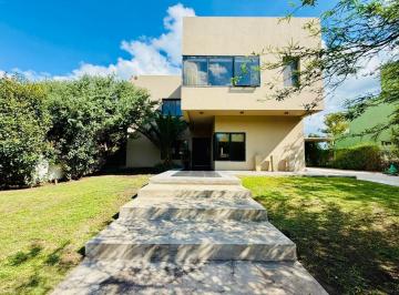 Casa · 290m² · 4 Dormitorios · 4 Cocheras · Casa en Valle del Golf