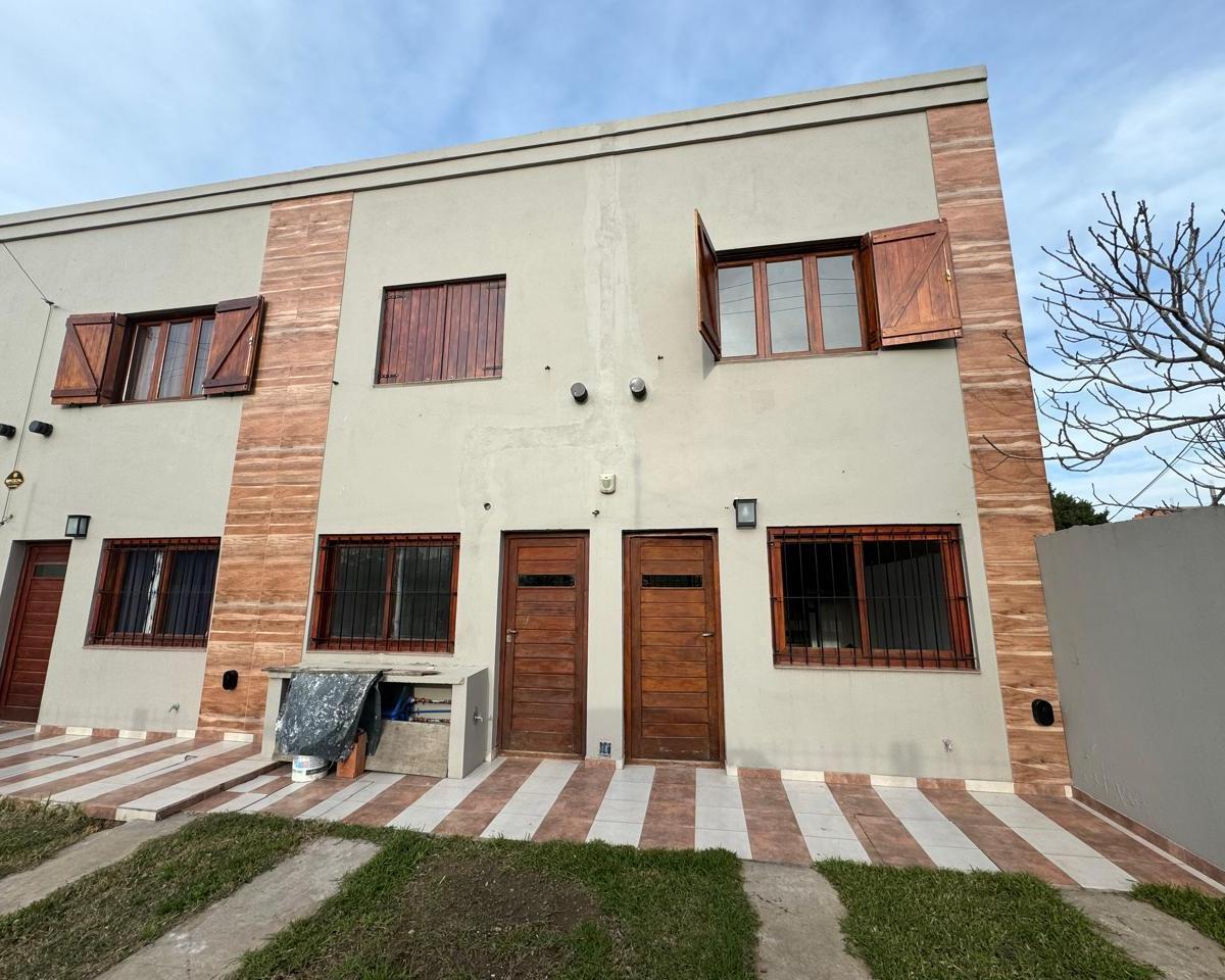 Dúplex 3 amb, con parque y entrada para auto